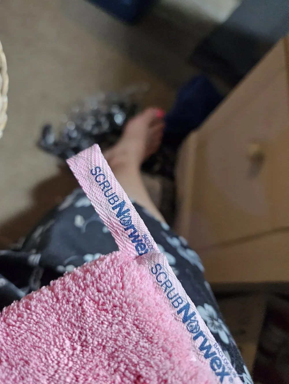 New Norwex 2-in-1 Bathroom Scrub Mitt – Pink Checkered BacLock Microfiber